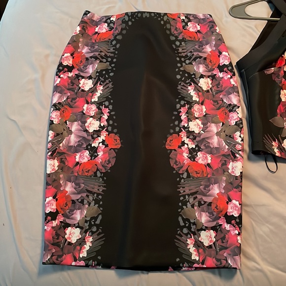 Guess 2 pc cropped skirt set - Picture 4 of 5